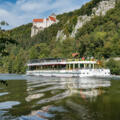 Schifffahrt auf dem Main-Donau-Kanal vorbei an der Burg Prunn
