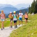 Familie wandert auf dem Panoramaweg
