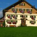 Unser Haus mit Sommerblumen