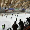 Eisstockschützen in der Eissporthalle in Peiting