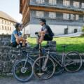 Gravelbiker bei einer Pause in Schwarzenberg
