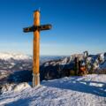 Gipfelkreuz am Jenner bei guter Fernsicht im Winter.