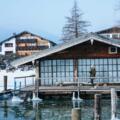 Hotel Terrassenhof im Winter, mit Bootshaus, Bad Wiessee