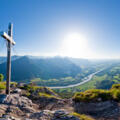 Österr. Gipfelkreuz auf dem Kranzhorn mit Blick auf das Inntal