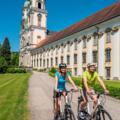 Radfahrer starten im Kloster St. Florian