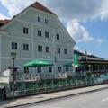Hotel mit Donauterrasse