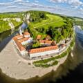 Blick auf das Kloster Weltenburg und den Donaudurchbruch bei Kelheim