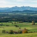 Blick vom Auerberg ins Alpenvorland
