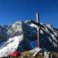 Gipfelkreuz Mitterberg mit Scheiblingstein im Winterkleid