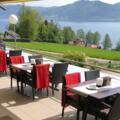 Gastgarten mit Aussicht auf den Attersee