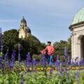 Radlerin im Hofgarten in München