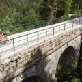 Gravelbiken auf einer historischen Brü+cke im Weißenbachtal in Bad Goisern