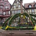 Osterbrunnen vor Fachwerk