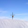 Blick zum Gipfelkreuz vom Schönberg 2090m