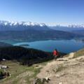 Auf dem Jochberg mit Blick zum Walchensee und links unten die Jocher Alm