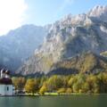 Postkartenmotiv: St. Bartholomä vom Boot aus mit der Watzmann Ostwand im Hintergrund