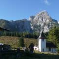 Kleiner Watzmann (über der Kapelle) und Mooslahnerkopf (ganz links)