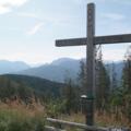 Das Gipfelkreuz am Eiskogel (1.087 m) mit wunderbarer Aussicht in Sengsengebirge und ins Tote Gebirge.