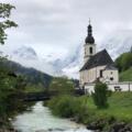 Die Ramsauer Kirche im Frühling mit der Reiteralp im Hintergrund