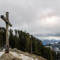Schönes Gipfelkreuz auf dem Heuberg.