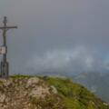 Der Gipfel mit viel Aussicht, wenn es keine Wolken gibt. Sonst kann man bis in die Tauern, Salzkammergut, nach Salzburg oder auch den schönen Chiemgau schauen. Es ist viel Platz um auf der Wiese zu liegen und das Wetter zu genießen.