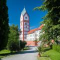 Der Turm der Scheyerner Klosterkirche ist ein Blickfang.