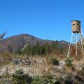 Eine Jagdkanzel erhebt sich vor dem Waldrücken des Wolfsbergs ..