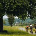 Mountainbiker fahren zum Schloss Neuhaus