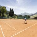 Tennisplatz mit Bergpanorama