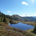 Kleiner See am Kammverlauf hinter dem Schönwieskopf. 