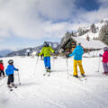 Familie am Skigebiet Brauneck vor Strasser Alm