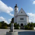 Kirche St. Stephan und Dorfbrunnen in Emmersdorf