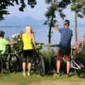 Familie mit Radl am Chiemsee