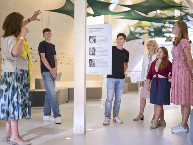 Bei einer Führung durch den Erinnerungsort BADEHAUS