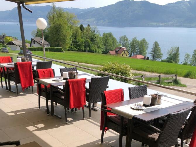 Gastgarten mit Aussicht auf den Attersee