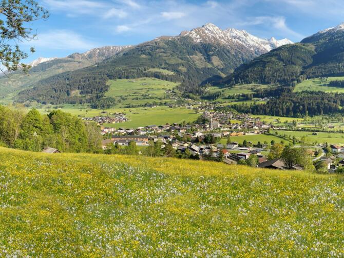 Blick über Niedernsill ins Mühlbachtal
