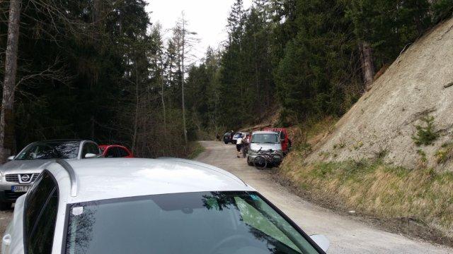 Bitte Platzsparend und nahe an den Wegrand parken.