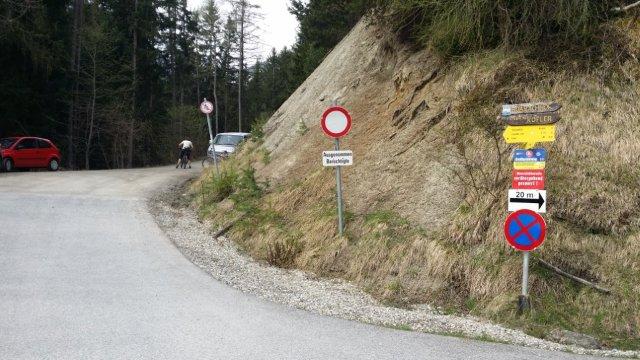 Von der Kehre in Außerkreith zweigt der Forstweeg ab. Kurz hinter der Fahrverbotstafel kann man parken.