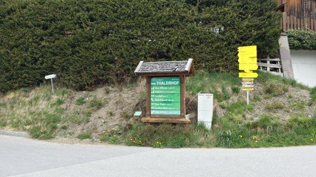 Kurz hinab nach Kapfers und bei der Kreuzung mit der großen grünen Tafel für den Thalerhof rechts abzweigen.