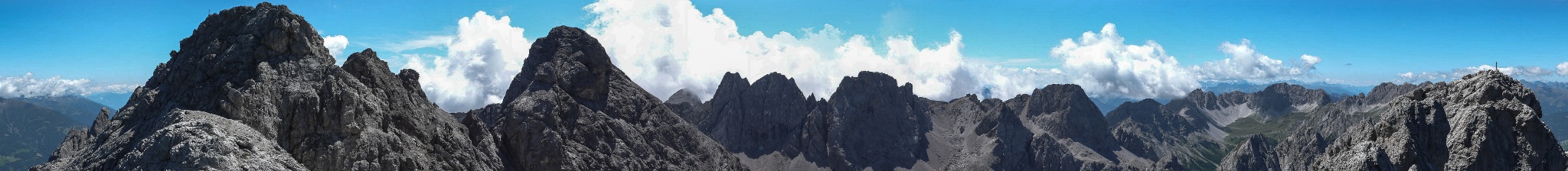 Panorama vom Großen Laserzkopf nach Süden. Von Links: Großer Laserzkopf, Große und Kleine  Galitzenspitze, Große Sandspitze. Von Rechts: Roter Turm, Spitzkofel