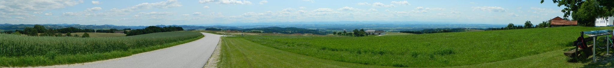Panoramablick von Oberstrass in die Berge