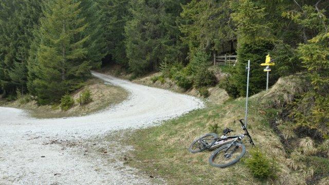 erkennt wer diese Abzweigung ---- hier fahren wir in rechts weg anfangs eben doch bald steigts wieder 250hm an.
