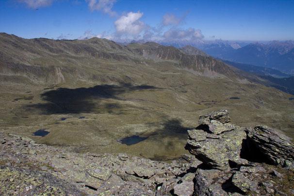 Blick vom Kastengrat auf den Weg zum Roter Kogel und ins Inntal.