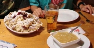 der legendäre Kaiserschmarrn auf der Neuen Magdeburger Hütte, mit Tupperware auch noch für die Gipfelbrotzeit ausreichend