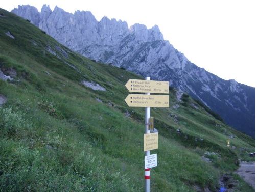 Wegweiser hinter der Gruttenhütte