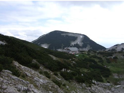 Rieder Hütte mit Höllkogel im Hintergrund