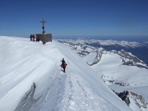 ausgesetzter Höhenweg am Grat entlang