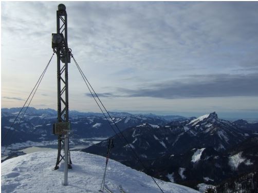 Kreuz mit Schafberg im Hintergrund