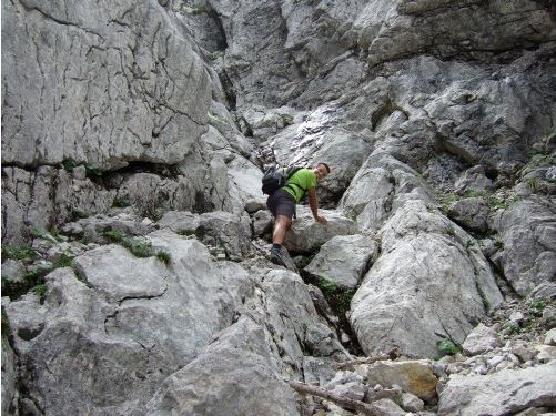 Nun die Rinne über einzelne Felsblöcke klettern (I)