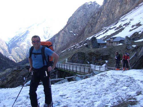 Hüttenzustieg teils Ski tragend